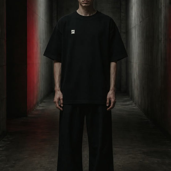 THE MARK Oversize T-Shirt in Schwarz, Vorder- und Rückansicht mit Rückendruck CHUZPE BERLIN