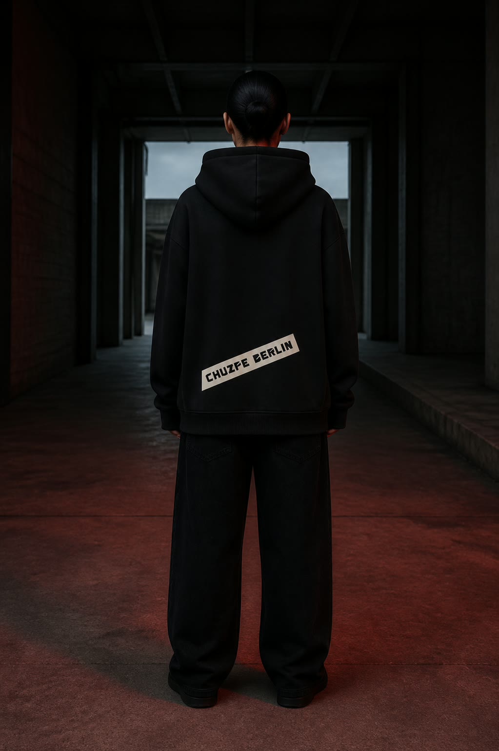 Rückseite mit CHUZPE BERLIN Print · KAPUZENPULLOVER
